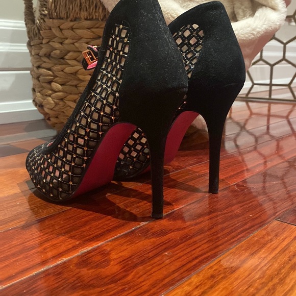 Barbie heels. Crystal detail along shear material, suede back. Pink sole. - Picture 4 of 5